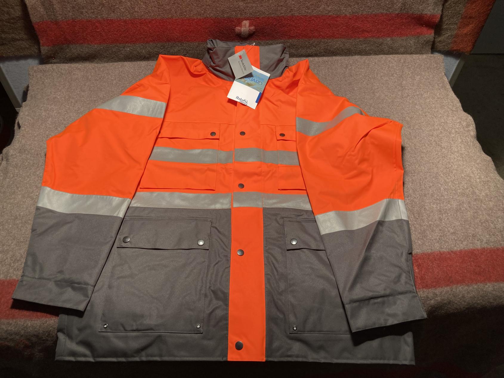 Regenjacke_grau_orange_1